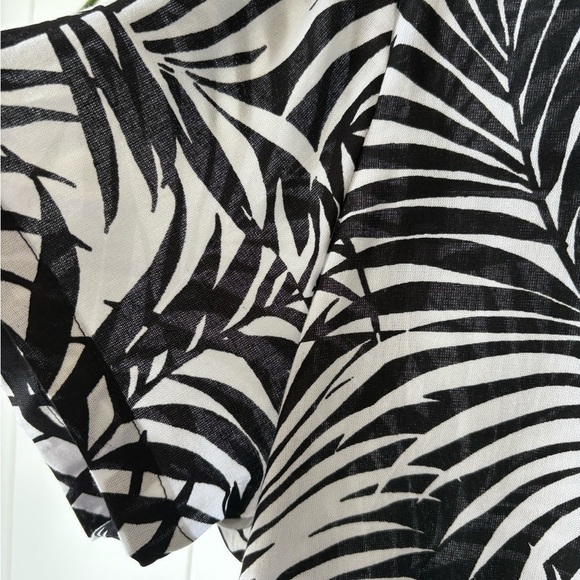 NWT True Destinations Black and White Leaf Print Shirt | Size Medium - Picture 4 of 5